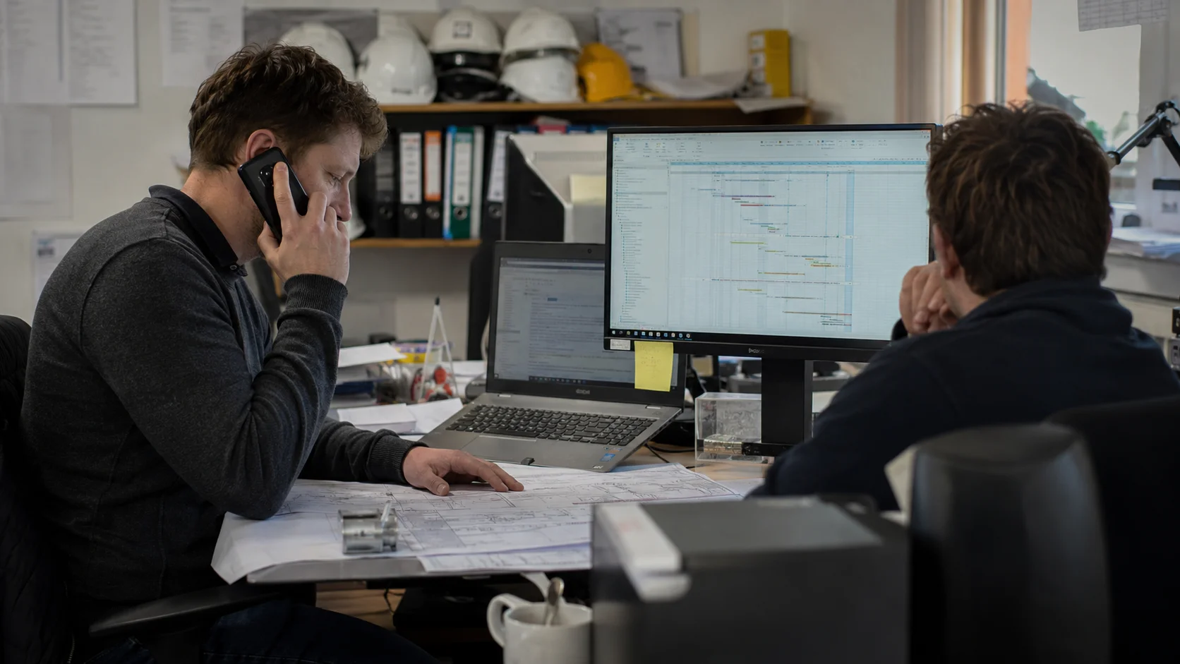 Het verborgen kantoorwerk in de bouw: bellen, mailen en najagen